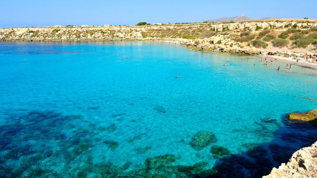 Il fondale sabbioso e l'acqua azzurra di Cala Azzurra