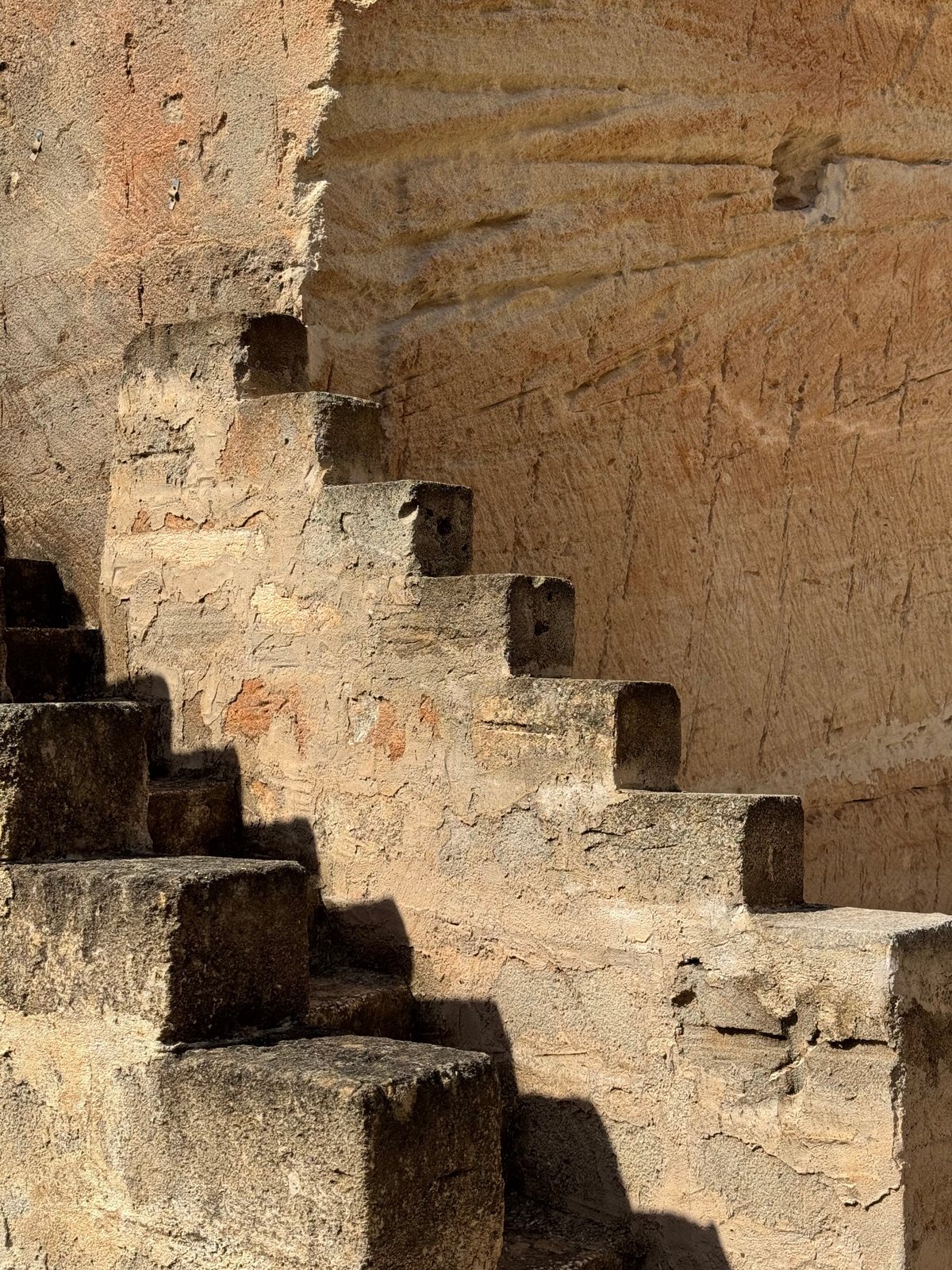 Dettaglio della scalinata in pietra contro le pareti di tufo della cava