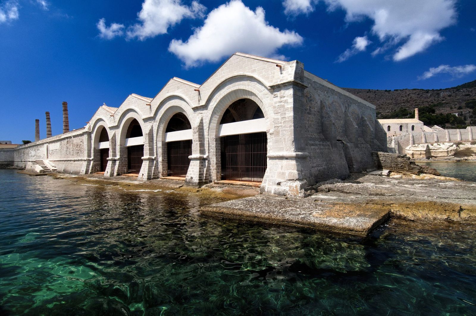 Gli archi in pietra dell'ex Stabilimento Florio sul mare